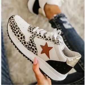 NEW Makers Ace2 Cheetah Leopard red star White & Black Sneakers Womens Sz 6